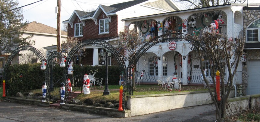 20091121_123155_AS_9146 Santa house.jpeg