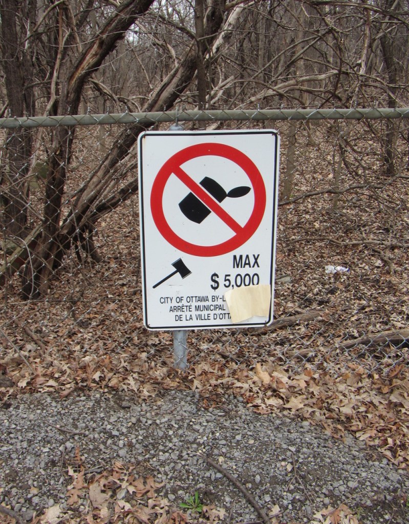 20150425_102302_AS_3007 No littering sign nearby