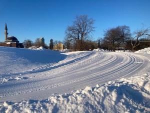 [Kìchì Sìbì Winter Trail curving around the Ottawa Mosque parking lot]